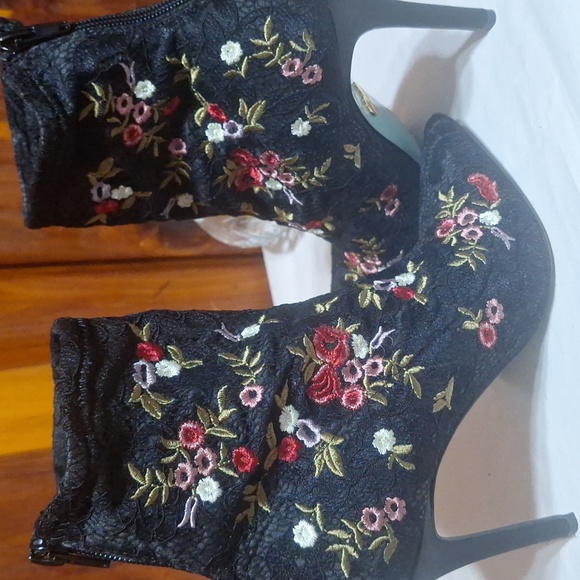 Besty Johnson Ankle Boots - Picture 7 of 15